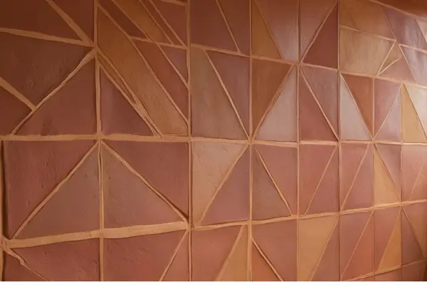 parede com várias padronagens feitas com barro e tinta de barro