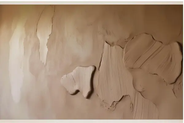 parede pintada com barro com aparência de descascada