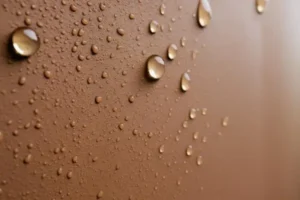 parede pintada com tinta de barro e impermeabilizada de modo que as gotas de água não penetram; elas escorrem pela parede e pela superfície da tinta