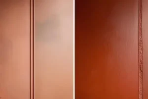 Dias paredes pintadas com barro, uma cuidada e retocada e a outra sem esse cuidado